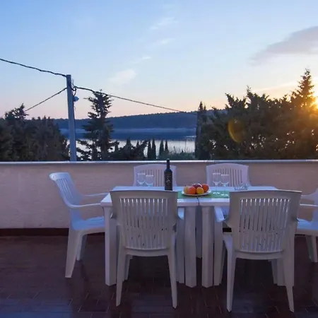 Sea View With Big Terrace / 2 Apartmán Barbat na Rabu